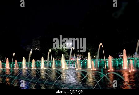 Beleuchtete Brunnen, Unirii-Platz (Piața Uniri)i, Bukarest, Rumänien, die 44 Brunnen bilden die längste Kette von choreografierten Brunnen im Wor Stockfoto