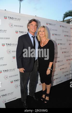 MIAMI BEACH, FL - 19. AUGUST: Olivia Newton-John und Ehemann John Easterling bei der Tag Heuer-Uhrenveranstaltung. Olivia Newton-John (geboren am 26. September 1948) ist eine in Australien geborene Sängerin und Schauspielerin. Sie ist eine viermalige Grammy-Preisträgerin, die fünf No. 1 und zehn weitere Top Ten Billboard Hot 100 Singles und zwei No. 1 Billboard 200 Soloalben angehäuft hat. Sie hat weltweit über 100 Millionen Schallplatten verkauft und ist damit eine der erfolgreichsten Künstlerinnen aller Zeiten. Am 19. August 2010 in New York City. Personen: Olivia Newton-John John Easterling Stockfoto