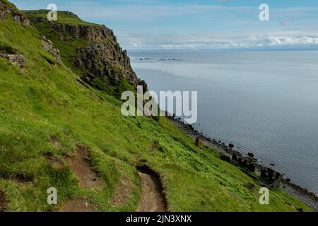 Klippen bei Lealt Falls, in der Nähe von Staffin, Isle of Skye, Schottland Stockfoto