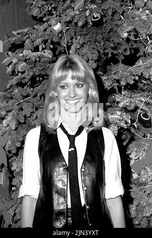 Um 1985 - London, England, Großbritannien - die britisch-australische Sängerin und Schauspielerin OLIVIA NEWTON JOHN trägt eine schwarze Krawatte und einen Ledermantel. (Bild: © Globe Photos via ZUMA Wire) Stockfoto