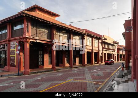 MELAKA, MALAYSIA - 12. Juni 2022: Eine der Hauptstraßen der Stadt Melaka. Melaka ist ein UNESCO-Weltkulturerbe. Stockfoto