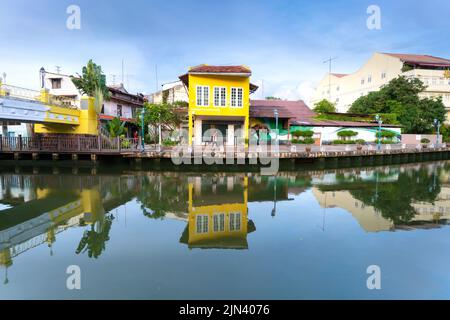 MELAKA, MALAYSIA - 12. Juni 2022: Farbenfrohe Häuser und Hotels am Fluss Melaka. Die Stadt Melaka ist ein UNESCO-Weltkulturerbe. Stockfoto