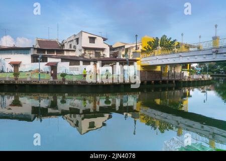 MELAKA, MALAYSIA - 12. Juni 2022: Bunte Straßenkunst und Malerei auf den Häusern entlang des Flusses Melaka. Die Stadt Melaka ist ein UNESCO-Weltkulturerbe Stockfoto