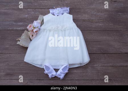 Bild eines kleinen Mädchens Kleid mit ihren Accessoires für ihre Taufe und Party Stockfoto