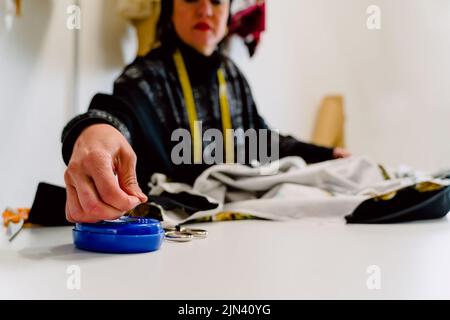 Schneiderin Frau nimmt Nadeln, um Kleidung zu entwerfen Stockfoto