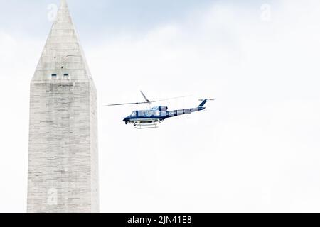 Washington, Usa. 08. August 2022. Hubschrauber der US Park Police, der in der Nähe des Washington Monument fliegt. (Foto: Michael Brochstein/Sipa USA) Quelle: SIPA USA/Alamy Live News Stockfoto