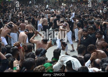 Lahore, Punjab, Pakistan. 8. August 2022. Pakistanische schiitische Muslime trauern während einer Muharram-Prozession am neunten Tag der Ashura in Lahore. Muharram, der erste Monat des islamischen Kalenders, ist ein Monat der Trauer um die Schiiten zum Gedenken. Aschura ist eine Zeit der Trauer zur Erinnerung an das Martyrium des Enkels des Propheten Mohammad, Imam Hussein, der 680 n. Chr. in der Schlacht von Karbala im heutigen Irak getötet wurde. (Bild: © Rana Sajid Hussain/Pacific Press via ZUMA Press Wire) Stockfoto