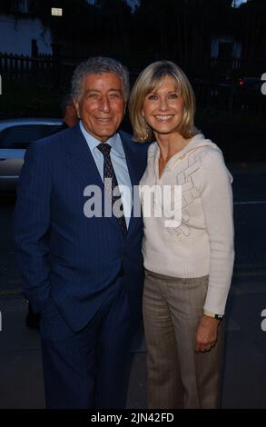 Datei-Foto vom 05/04/05 von Tony Bennett und Olivia Newton John bei der Ankunft bei der Tony Bennett Art Exhibition Launch, Catto Gallery, London. Dame Olivia Newton-John ist im Alter von 73 Jahren gestorben, wie ihre Witwer bestätigt hat. Die in Großbritannien geborene Sängerin starb am Montagmorgen „friedlich“ auf ihrer Ranch in Südkalifornien, umgeben von Familie und Freunden. Ausgabedatum: Dienstag, 9. August 2022. Stockfoto