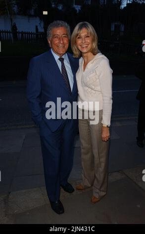 Datei-Foto vom 05/04/05 von Tony Bennett und Olivia Newton John bei der Ankunft bei der Tony Bennett Art Exhibition Launch, Catto Gallery, London. Dame Olivia Newton-John ist im Alter von 73 Jahren gestorben, wie ihre Witwer bestätigt hat. Die in Großbritannien geborene Sängerin starb am Montagmorgen „friedlich“ auf ihrer Ranch in Südkalifornien, umgeben von Familie und Freunden. Ausgabedatum: Dienstag, 9. August 2022. Stockfoto