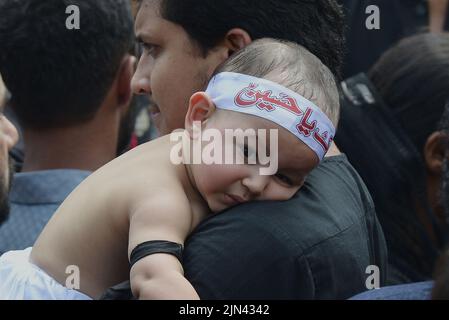 Lahore, Punjab, Pakistan. 8. August 2022. Pakistanische schiitische Muslime trauern während einer Muharram-Prozession am neunten Tag der Ashura in Lahore. Muharram, der erste Monat des islamischen Kalenders, ist ein Monat der Trauer um die Schiiten zum Gedenken. Aschura ist eine Zeit der Trauer zur Erinnerung an das Martyrium des Enkels des Propheten Mohammad, Imam Hussein, der 680 n. Chr. in der Schlacht von Karbala im heutigen Irak getötet wurde. (Bild: © Rana Sajid Hussain/Pacific Press via ZUMA Press Wire) Stockfoto