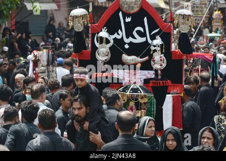 Lahore, Punjab, Pakistan. 8. August 2022. Pakistanische schiitische Muslime trauern während einer Muharram-Prozession am neunten Tag der Ashura in Lahore. Muharram, der erste Monat des islamischen Kalenders, ist ein Monat der Trauer um die Schiiten zum Gedenken. Aschura ist eine Zeit der Trauer zur Erinnerung an das Martyrium des Enkels des Propheten Mohammad, Imam Hussein, der 680 n. Chr. in der Schlacht von Karbala im heutigen Irak getötet wurde. (Bild: © Rana Sajid Hussain/Pacific Press via ZUMA Press Wire) Stockfoto