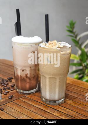 Kaffeegetränke auf Holztisch mit Kaffeebohnen Stockfoto