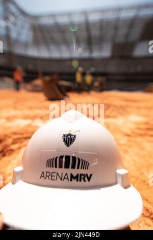 Belo Horizonte, Brasilien. 08. August 2022. MG - Belo Horizonte - 08/08/2022 - ARQUIVO, OBRAS ARENA MRV Helm, der von den Arbeitern des Arena MRV Stadions in der Stadt Belo Horizonte verwendet wird, in einer Datei Fotos aufgenommen am 07/28/2022. Das Stadion ist im Bau und sollte eine Kapazität für über 40.000 Fans haben. Foto: Alessandra Torres/AGIF/Sipa USA Quelle: SIPA USA/Alamy Live News Stockfoto