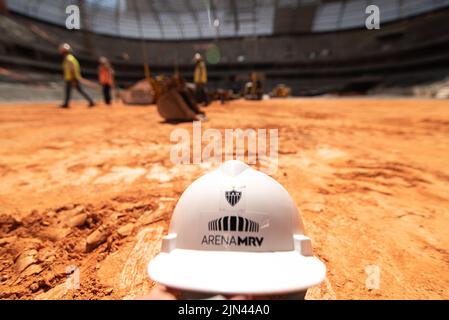 Belo Horizonte, Brasilien. 08. August 2022. MG - Belo Horizonte - 08/08/2022 - ARQUIVO, OBRAS ARENA MRV Helm, der von den Arbeitern des Arena MRV Stadions in der Stadt Belo Horizonte verwendet wird, in einer Datei Fotos aufgenommen am 07/28/2022. Das Stadion ist im Bau und sollte eine Kapazität für über 40.000 Fans haben. Foto: Alessandra Torres/AGIF/Sipa USA Quelle: SIPA USA/Alamy Live News Stockfoto