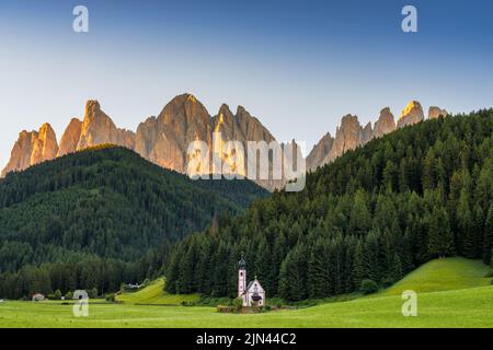 Dolomitenlandschaft mit der St. John's in Ranui Kapelle, Santa Maddalena bei Sonnenuntergang. Italien Stockfoto