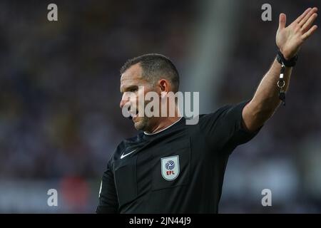 West Bromwich, Großbritannien. 08. August 2022. Schiedsrichter Tim Robinson gibt einen Eckstoß in West Bromwich, Großbritannien am 8/8/2022. (Foto von Gareth Evans/News Images/Sipa USA) Quelle: SIPA USA/Alamy Live News Stockfoto