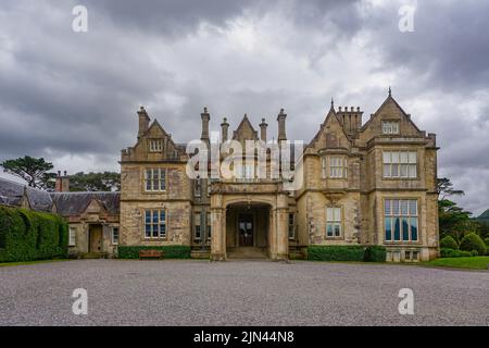 Killarney National Park, Co. Kerry, Irland: Der Haupteingang des Muckross House, einem viktorianischen Herrenhaus mit 65 Zimmern, das 1843 erbaut wurde. Stockfoto