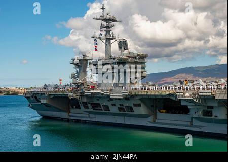 PAZIFIK (Aug 5, 2022) Matrosen, die dem nuklearbetriebenen Flugzeugträger USS Abraham Lincoln (CVN 72) der Nimitz-Klasse zugewiesen wurden, ehren das USS Arizona Memorial, wie vom amphibischen Sturmschiff USS Essex (LHD 2) der Wasp-Klasse am 5. August 2022 gesehen. Essex führt derzeit Routineoperationen in der US 3.-Flotte durch. (USA Navy Foto von Mass Communication Specialist 3. Klasse Christina Himes) Stockfoto