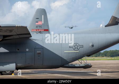 Ein C-130J Super Hercules Flugzeug, das der 815. Airlift Squadron auf der Keesler Air Force Base, Missouri, zugewiesen wurde, startet am 8. August 2022 zu einer Übung. Der 815. AS bietet Unterstützung für Luftbrücke und Fallflug sowie Transport von Fracht und Personal in einer Vielzahl von Umgebungen. (USA Foto der Luftwaffe von Staff Sgt. Kristen Pittman) Stockfoto