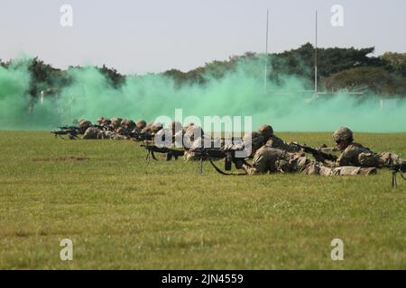 Soldaten der Nationalgarde der New Yorker Armee der 107. Military Police Company nahmen am Mittwoch, dem 27. Juli 2022, an der Abschlusszeremonie der gemeinsamen Übereinkunft in Richards Bay im Hoërskool Richardsbaai Teil. Die US-Soldaten waren im Rahmen der gemeinsamen Vereinbarung, einer halbjährlichen Schulungsveranstaltung zur Verbesserung der operativen Fähigkeiten und der Partnerschaft zwischen den Vereinigten Staaten und Südafrika, in Südafrika. Die diesjährige Übung beinhaltete Feldtraining und Übungen zur medizinischen Bereitschaft. Die Teilnehmer waren mit einer Gruppe von Soldaten der New Yorker Army National Gua in Zahn-, Gesundheits- und Tierkliniken stationiert Stockfoto