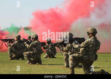 Soldaten der Nationalgarde der New Yorker Armee der 107. Military Police Company nahmen am Mittwoch, dem 27. Juli 2022, an der Abschlusszeremonie der gemeinsamen Übereinkunft in Richards Bay im Hoërskool Richardsbaai Teil. Die US-Soldaten waren im Rahmen der gemeinsamen Vereinbarung, einer halbjährlichen Schulungsveranstaltung zur Verbesserung der operativen Fähigkeiten und der Partnerschaft zwischen den Vereinigten Staaten und Südafrika, in Südafrika. Die diesjährige Übung beinhaltete Feldtraining und Übungen zur medizinischen Bereitschaft. Die Teilnehmer waren mit einer Gruppe von Soldaten der New Yorker Army National Gua in Zahn-, Gesundheits- und Tierkliniken stationiert Stockfoto