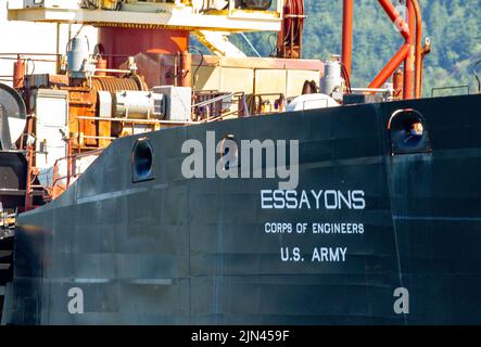 Hopper Dredge Essayons ist am 25. Juli 2022 im Columbia River in der Nähe von Cathlamet, Washington, tätig. Der Hopper-Bagger des US Army Corps of Engineers Essayons, der von einer Handelsmarine-Besatzung betrieben wird, wurde 1983 in den Portland District geliefert. Die Essayons helfen, die Einfahrtsbars, Flüsse und Häfen an den Küsten von Kalifornien, Oregon, Washington, Hawaii, Alaska und In Notfällen, der Mississippi River. Aufgrund seiner Größe und der Ausbaggetiefe eignet sich das Essayons besonders gut zum Ausbaggern der größeren Küstenzugänge und der größeren Sandvorkommen in Flusskanälen. Stockfoto