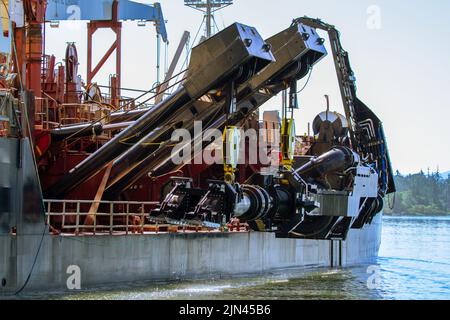 Hopper Dredge Essayons ist am 25. Juli 2022 im Columbia River in der Nähe von Cathlamet, Washington, tätig. Der Hopper-Bagger des US Army Corps of Engineers Essayons, der von einer Handelsmarine-Besatzung betrieben wird, wurde 1983 in den Portland District geliefert. Die Essayons helfen, die Einfahrtsbars, Flüsse und Häfen an den Küsten von Kalifornien, Oregon, Washington, Hawaii, Alaska und In Notfällen, der Mississippi River. Aufgrund seiner Größe und der Ausbaggetiefe eignet sich das Essayons besonders gut zum Ausbaggern der größeren Küstenzugänge und der größeren Sandvorkommen in Flusskanälen. Stockfoto