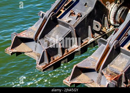 Hopper Dredge Essayons ist am 25. Juli 2022 im Columbia River in der Nähe von Cathlamet, Washington, tätig. Der Hopper-Bagger des US Army Corps of Engineers Essayons, der von einer Handelsmarine-Besatzung betrieben wird, wurde 1983 in den Portland District geliefert. Die Essayons helfen, die Einfahrtsbars, Flüsse und Häfen an den Küsten von Kalifornien, Oregon, Washington, Hawaii, Alaska und In Notfällen, der Mississippi River. Aufgrund seiner Größe und der Ausbaggetiefe eignet sich das Essayons besonders gut zum Ausbaggern der größeren Küstenzugänge und der größeren Sandvorkommen in Flusskanälen. Stockfoto