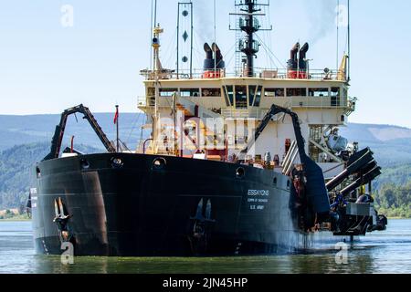 Hopper Dredge Essayons ist am 25. Juli 2022 im Columbia River in der Nähe von Cathlamet, Washington, tätig. Der Hopper-Bagger des US Army Corps of Engineers Essayons, der von einer Handelsmarine-Besatzung betrieben wird, wurde 1983 in den Portland District geliefert. Die Essayons helfen, die Einfahrtsbars, Flüsse und Häfen an den Küsten von Kalifornien, Oregon, Washington, Hawaii, Alaska und In Notfällen, der Mississippi River. Aufgrund seiner Größe und der Ausbaggetiefe eignet sich das Essayons besonders gut zum Ausbaggern der größeren Küstenzugänge und der größeren Sandvorkommen in Flusskanälen. Stockfoto