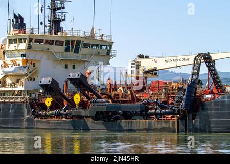 Hopper Dredge Essayons ist am 25. Juli 2022 im Columbia River in der Nähe von Cathlamet, Washington, tätig. Der Hopper-Bagger des US Army Corps of Engineers Essayons, der von einer Handelsmarine-Besatzung betrieben wird, wurde 1983 in den Portland District geliefert. Die Essayons helfen, die Einfahrtsbars, Flüsse und Häfen an den Küsten von Kalifornien, Oregon, Washington, Hawaii, Alaska und In Notfällen, der Mississippi River. Aufgrund seiner Größe und der Ausbaggetiefe eignet sich das Essayons besonders gut zum Ausbaggern der größeren Küstenzugänge und der größeren Sandvorkommen in Flusskanälen. Stockfoto