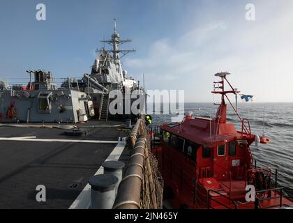 220719-N-DE439-1017 HELSINKI, Finnland (19. Juli 2022) der Lenkflugkörper-Zerstörer USS Arleigh Burke (DDG 51) der Arleigh Burke-Klasse kommt am 19. Juli 2022 zu einem planmäßigen Hafenbesuch in Helsinki, Finnland an. Arleigh Burke befindet sich im geplanten Einsatzgebiet der US Naval Forces Europe, das von der Sechsten Flotte der USA eingesetzt wird, um die Interessen der USA, der Alliierten und der Partner zu verteidigen. (USA Navy Foto von Mass Communication Specialist 2. Klasse Almagissel Schuring) Stockfoto