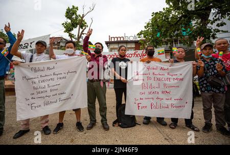 Aktivisten halten am Tha Phae Tor in Chiang Mai Transparente mit der Aufschrift „Global Alertí während des Jahrestages des Aufstands von 8888. Am 8.. August gedachte Myanmar des 34.. Jahrestages des „Aufstands von 8888“, auch bekannt als „Volkskraftaufstand“, Den Höhepunkt erreichte am 08. August 1988 eine Reihe von landesweiten Demonstrationen, Märschen und Protesten, die als Studentenbewegung in Yangon begannen, bevor sie sich auf den Rest des Landes ausbreitete. Die Demonstrationen fanden gegen das damals regierende Regime der Burma Socialist Program Party (BSPP) statt, einem Einparteienstaat unter der Leitung von General Ne Win. (Foto von Pongmanat Ta Stockfoto