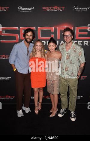 New York, NY, USA. 8. August 2022. Ariel Schulman, Abby James Witherspoon, Momona Tamada, Henry Joost bei der Ankunft für DIE GEHEIME HAUPTQUARTIER-Premiere, Signature Theatre Company, New York, NY 8. August 2022. Kredit: Kristin Callahan/Everett Collection/Alamy Live Nachrichten Stockfoto