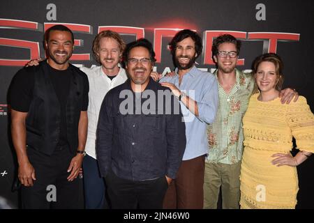 New York, NY, USA. 8. August 2022. Jesse Williams, Owen Wilson, Michael Pena, Ariel Schulman, Henry Joost, Jessie Mueller bei der Ankunft für DIE GEHEIME HAUPTQUARTIER-Premiere, Signature Theater Company, New York, NY 8. August 2022. Kredit: Kristin Callahan/Everett Collection/Alamy Live Nachrichten Stockfoto