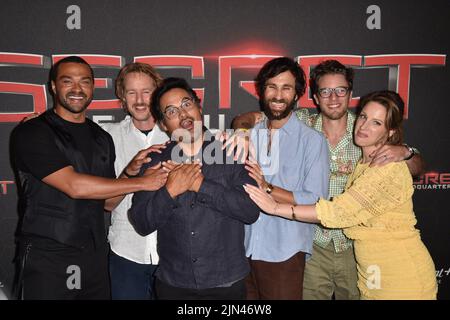 New York, NY, USA. 8. August 2022. Jesse Williams, Owen Wilson, Michael Pena, Ariel Schulman, Henry Joost, Jessie Mueller bei der Ankunft für DIE GEHEIME HAUPTQUARTIER-Premiere, Signature Theater Company, New York, NY 8. August 2022. Kredit: Kristin Callahan/Everett Collection/Alamy Live Nachrichten Stockfoto