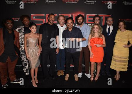 New York, NY, USA. 8. August 2022. Kezii Curtis, Keith L. Williams, Momona Tamada, Jesse Williams, Owen Wilson, Michael Pena, Ariel Schulman, Henry Joost, Jessie Mueller, Abby James Witherspoon bei der Ankunft für DIE GEHEIME HAUPTQUARTIER-Premiere, Signature Theatre Company, New York, NY 8. August 2022. Kredit: Kristin Callahan/Everett Collection/Alamy Live Nachrichten Stockfoto