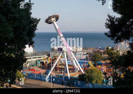 Adventure Island Vergnügungspark mit Pendelschaukel und Achterbahnen in Southend, Essex an der Themse Stockfoto