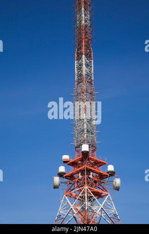 Telekommunikationsturm vor blauem Himmel. Stockfoto