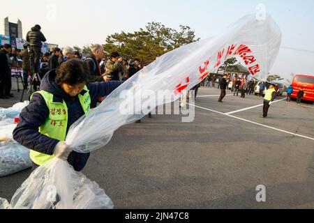 30. Nov 2010-Paju, südkoreanisch-südkoreanisches konservatives Gruppenmitglied bereitet Ballon während einer nordkoreanischen Denunce-Flugblatt-Ballon-Sendeveranstaltung im Imjingak Pavillion in Paju, Südkorea, vor. Stockfoto