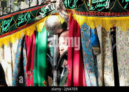 London, Großbritannien, 8.. August 2022. Schiitische muslime gedenken in einer jährlichen Ashura-Prozession, die seit 1989 in der Hauptstadt stattfindet, des Martyriums des Enkels des Propheten Muhammed, Huseyn ibn Ali (Imam Hussain). Imam Hussain wurde 680AD während der Schlacht von Kabala im Irak getötet und ist ein wichtiger Wallfahrtsort, der Millionen von Gläubigen anzieht. Der Tag der Aschura fällt auf den zehnten Tag von Muharram, den ersten Monat des islamischen Kalenders und ist eine Zeit der Trauer um Schiiten, die durch das Tragen von schwarzen, Brustschlagungen und Nachstellungen gekennzeichnet ist. Kredit: Elfte Stunde Fotografie/Alamy Live Nachrichten Stockfoto