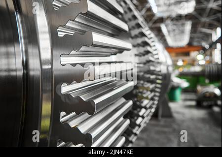 Schacht der Dampfturbine mit Fichtenblatt-Befestigung am Werk Stockfoto