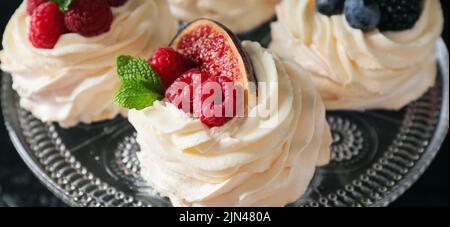 Leckere Kuchen mit frischen Beeren auf dem Teller, Nahaufnahme Stockfoto