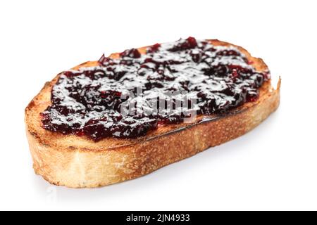 Stück geröstetes Brot mit Marmelade isoliert auf weißem Hintergrund Stockfoto