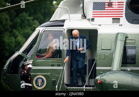 Washington, DC, USA. 8. August 2022. Der US-Präsident Joe Biden trifft am Montag, den 8. August, auf dem South Lawn des Weißen Hauses in Washington, DC, USA, ein. 2022. Biden nahm heute zum ersten Mal seit seinem Kampf mit Covid-19 seine offizielle Reise wieder auf und reiste nach Kentucky, um die Unterstützung des Bundes für die Erholung des Staates von den historischen Überschwemmungen zu zeigen und die Überlebenden der Verwüstung zu trösten. Quelle: Al Drago/Pool via CNP/dpa/Alamy Live News Stockfoto