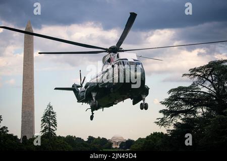 Washington, DC, USA. 8. August 2022. Marine One, an Bord des US-Präsidenten Joe Biden, landet am Montag, den 8. August, auf dem South Lawn des Weißen Hauses in Washington, DC, USA. 2022. Biden nahm heute zum ersten Mal seit seinem Kampf mit Covid-19 seine offizielle Reise wieder auf und reiste nach Kentucky, um die Unterstützung des Bundes für die Erholung des Staates von den historischen Überschwemmungen zu zeigen und die Überlebenden der Verwüstung zu trösten. Quelle: Al Drago/Pool via CNP/dpa/Alamy Live News Stockfoto