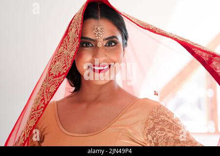 Wie oft stoßen Sie auf eine solche Perfektion. Eine schöne junge Frau, die sich auf ihre Hochzeit vorbereitet. Stockfoto