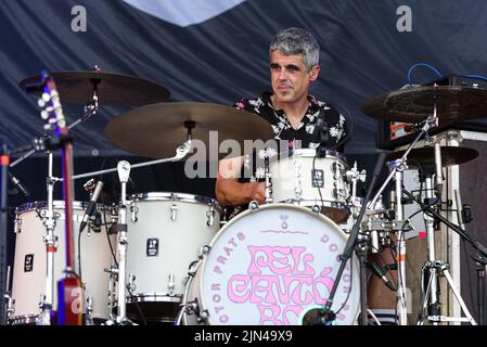 Tarragona, Spanien. 08. August 2022. Drummer Oriol Cors von der Band 'Doctor Prats' tritt beim Festival 2022 am Sant Salvador Beach in Vendrell auf. Die katalanische Band Doctor Prats hat beim Festival 2022 Music Festival in Vendrell vor mehr als 3000 MenschenDoctor Prats ist eine Band von Musikern und Sängern, die auf Katalanisch singen und wurde 2014 in Terrasa (Barcelona) gegründet. Ihr Musikgenre ist vielfältig und reicht von Ska, Reggae und Funk bis hin zu elektronischer Musik. Kredit: SOPA Images Limited/Alamy Live Nachrichten Stockfoto