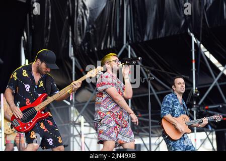 Tarragona, Spanien. 07. August 2022. (Von links nach rechts) Miki Santamaria, Ramon Figueres und Marc Riera, Mitglieder der Band 'Doctor Prats', die während ihres Aufführens beim Festival 2022 am Sant Salvador Beach in Vendrell gesehen wurde. Die katalanische Band Doctor Prats hat beim Festival 2022 Music Festival in Vendrell vor mehr als 3000 MenschenDoctor Prats ist eine Band von Musikern und Sängern, die auf Katalanisch singen und wurde 2014 in Terrasa (Barcelona) gegründet. Ihr Musikgenre ist vielfältig und reicht von Ska, Reggae, Funk bis hin zu elektronischer Musik. Kredit: SOPA Images Limited/Alamy Live Nachrichten Stockfoto