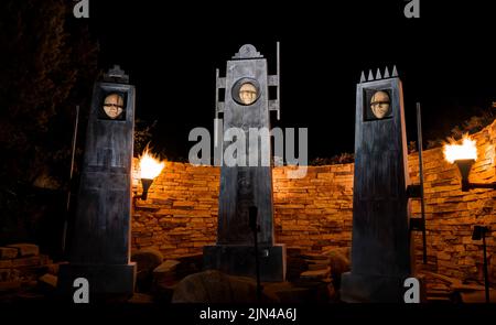 Zeitgenössische Kunst am Eingang des Inn & Spa im Loretto at Night, Santa Fe, New Mexico, USA Stockfoto