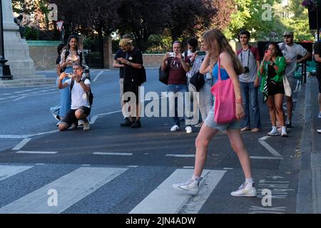 London, Großbritannien, 8.. August 2022. Beatles-Fans posieren für Fotos an der Kreuzung, die die Band vor 53 Jahren verwendet hat, bis zu dem Tag, an dem sie bei einem Fotoshooting für das Albumcover „Abbey Road“ verwendet wurde. Am Morgen des 8.. August 1969 nahm Fotograf Iain Macmillan nur sechs Aufnahmen der Gruppe auf, die über den Zebrastreifen in der Nähe des Aufnahmestudios ging. Kredit: Elfte Stunde Fotografie/Alamy Live Nachrichten Stockfoto